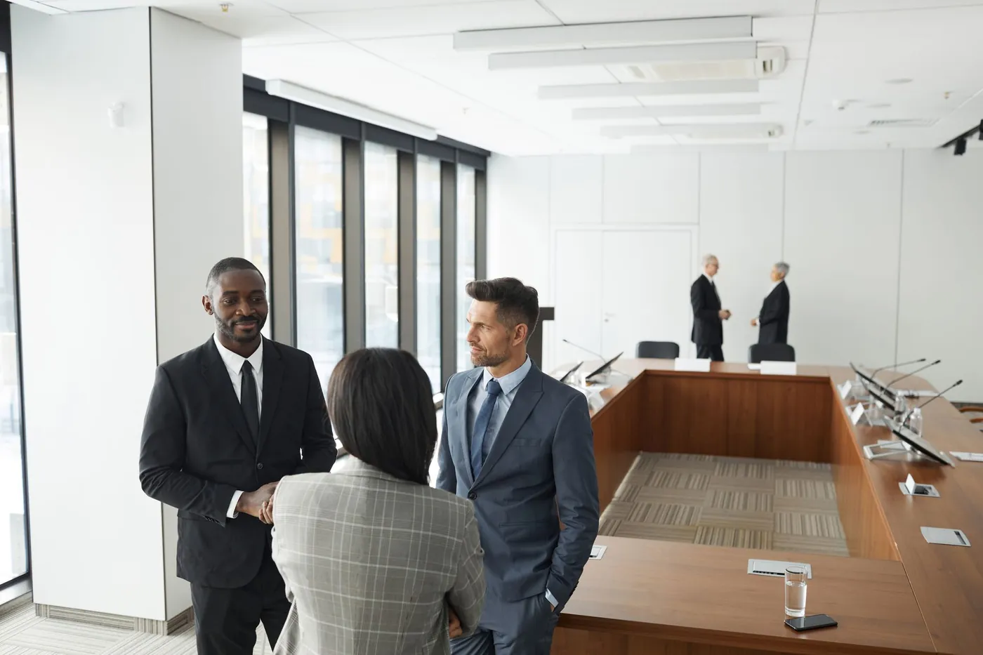 Consultants en réunion dans une salle de conseil
